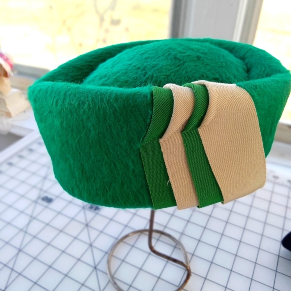 Vintage 1960s Green Wool Pillbox Hat